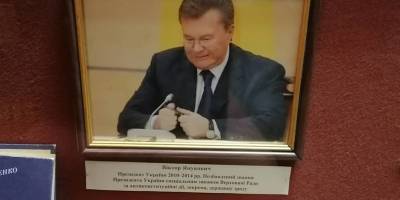 В Краеведческом музее в Луцке вывесили странные фотографии Владимира Зеленского и Виктора Януковича - ТЕЛЕГРАФ