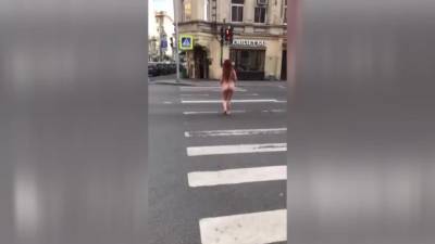 Петербуржцы заметили гулявшую голую девушку в центре города - piter.tv - Санкт-Петербург