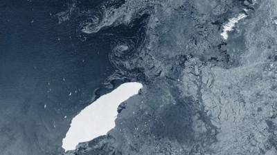 От Антарктиды откололся самый большой айсберг в мире – больше крупного острова (фото)