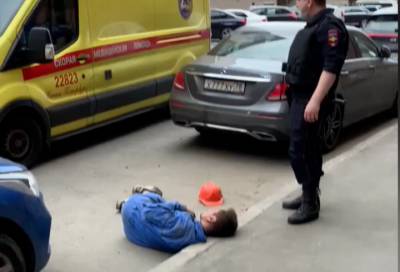 В Петербурге неизвестные чуть не забили насмерть строителя