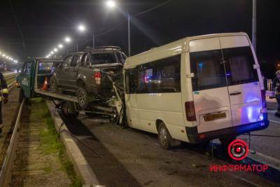 Водителя зажало железом: в Днепре маршрутка врезалась в эвакуатор – фото - 24tv.ua - Киев