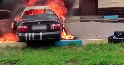 В Подмосковье загорелся автомобиль с запертыми внутри детьми