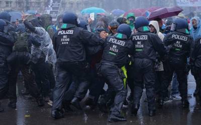 В Берлине полицейские разогнали первомайскую демонстрацию
