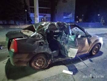 Серьезное ДТП в Череповце: "Volkswagen" сбил "Renault" и отправил его в столб