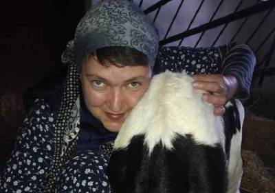 Савченко показала, как доит корову и подметает улицу
