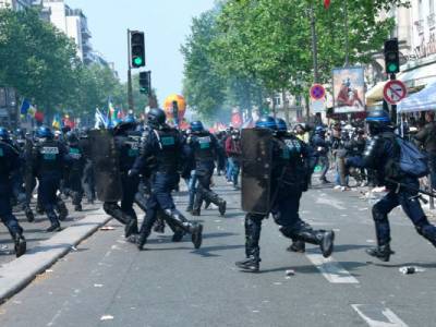 В Париже полиция применила против демонстрантов газ и водометы