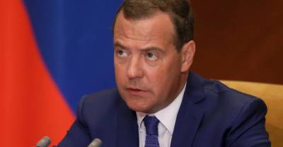 "Христос Воскресе!": Медведев поздравил россиян с Пасхой