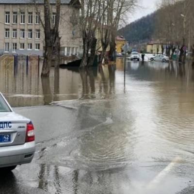 В Таштаголе вода затопила улицы из-за размыва защитной дамбы
