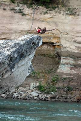 В Кабардино-Балкарии туристка погибла при прыжке со скалы — не рассчитали длину веревки