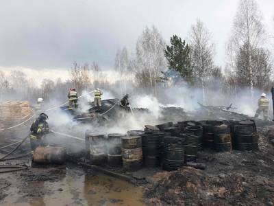 Более 3 часов пожарные тушили бочки с нефтешламами и древесину на Кузовлевском тракте