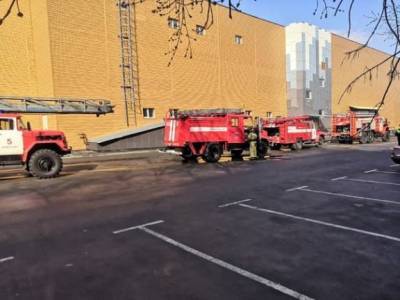 Несколько пожарных машин возле кемеровского ТЦ напугали горожан