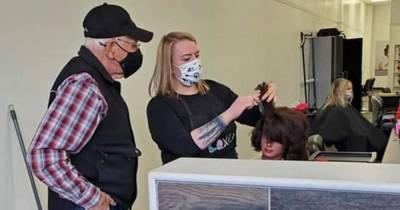 "Настоящая любовь": дедушка обучился завивке волос для помощи жене