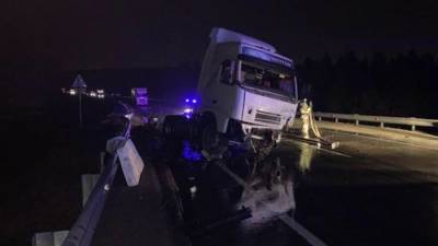 Один человек погиб и трое пострадали в ДТП с грузовиком под Иркутском