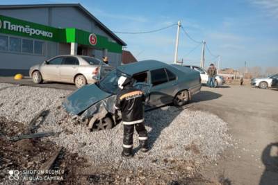 В Башкирии легковушка врезалась в дорожный знак и оказалась в кювете