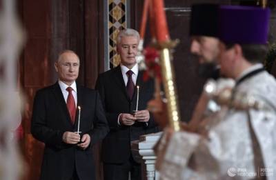 Путин и Собянин обменялись пасхальными поздравлениями в храме Христа Спасителя