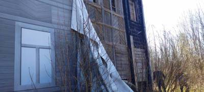 Пожарные в Олонце прикрыли баннером полуразрушенное здание Екатерининской гимназии (ФОТОФАКТ)