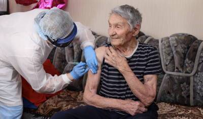 Тобольские медики вакцинируют ветеранов на дому