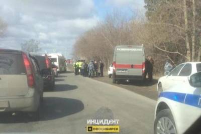 Саперы оцепили подозрительную машину на трассе в Новосибирске