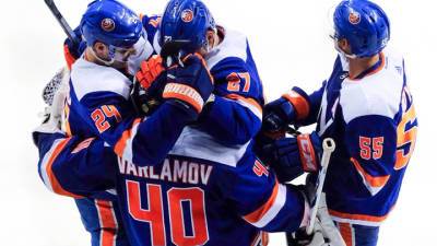 Семен Варламов признан третьей звездой дня в НХЛ