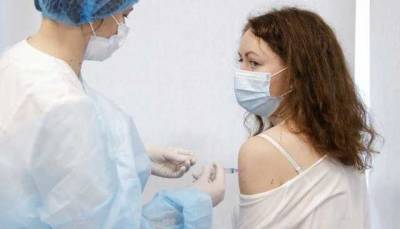 COVID-вакцинация: вторую дозу получили еще 30 украинцев, в пяти областях не прививали
