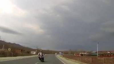 На приморской трассе ветер отбросил мотоциклиста под колеса автомобиля