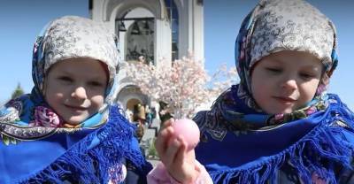 Пятилетние сёстры-близняшки поздравили жителей Москвы с Пасхой, подарив куличи и крашеные яйца
