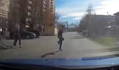 Тюменские подростки выбежали на дорогу и станцевали перед движущимися автомобилями