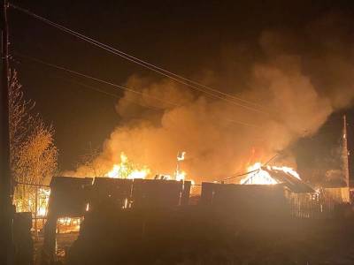 В Копейске пожар уничтожил дом и надворные постройки