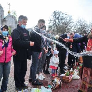 Фоторепортаж: запорожцы отправились в храмы освящать пасхальные куличи - reporter-ua.com - Запорожье