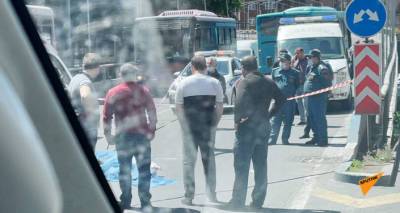 В Ереване автобус насмерть сбил пешехода, перебегавшего скоростную эстакаду. Видео