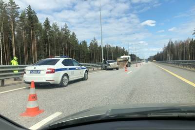 На скоростной трассе в Тверской области легковушка влетела в барьерное ограждение