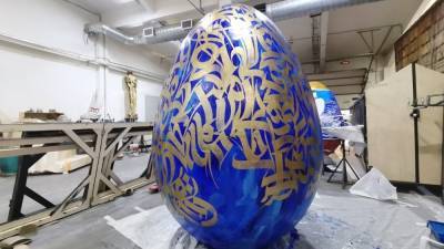 Раскрашенные художниками Петербурга яйца появились на улицах Северной столицы