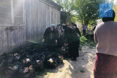 25 семей поселка Солнечный Кизилюрта получили продуктовые наборы в рамках акции #МыВместе