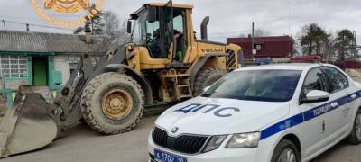 Нелегальный трактор остановили инспекторы в Карелии