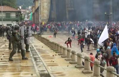 Беспорядки в Колумбии, в столицу страны вводят войска