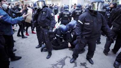 В Берлине из-за столкновений с демонстрантами пострадали 30 полицейских