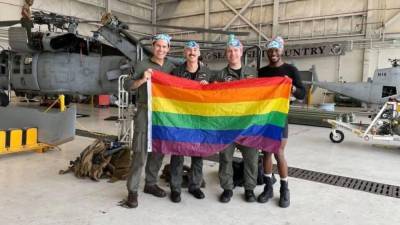 В США впервые сформирован полностью гомосексуальный экипаж SH-60 SeaHawk