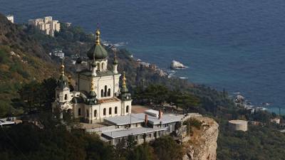 В Крыму турист застрял на отвесной скале около Форосской церкви