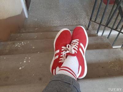 У Мінську дівчину оштрафували за біло-червоно-білі шкарпетки