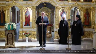 «Бог нам помогает». Лукашенко на Пасху приехал в туровский храм