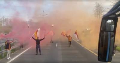 Калининградские болельщики встретили футболистов «Алании» с флагами и файерами