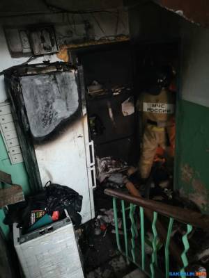 Пожарные ликвидировали возгорание в доме в Холмске