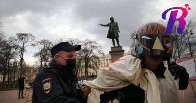 В Санкт-Петербурге на несогласованной выставке акционистов прошли задержания
