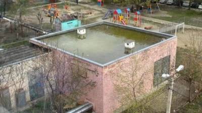 С подогревом: на пр-те Строителей нашли бассейн на крыше