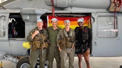 ВМС США опубликовали фотографии первого в истории ЛГБТ-экипажа вертолета SH-60 SeaHawk