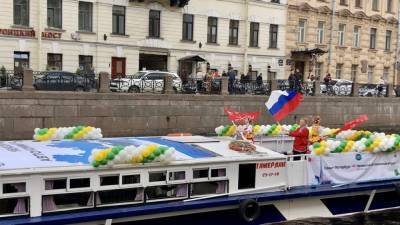 Речной карнавал в честь открытия летнего туристического сезона прошел в Петербурге