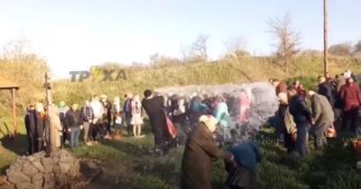 На Харьковщине священник провел оригинальное экспресс-освящение пасхальных корзин из ведра (видео)