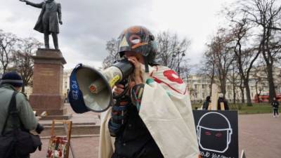 Выставку картин в поддержку политзаключенных на площади Искусств прервали полицейские