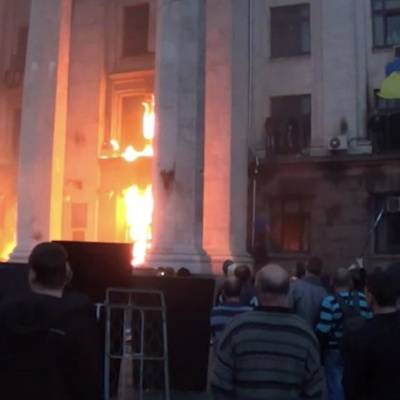 Жители Одессы несут цветы к Дому профсоюзов в годовщину трагедии