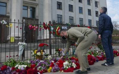 Одесситы возложили цветы к Дому профсоюзов в годовщину трагедии на Куликовом поле